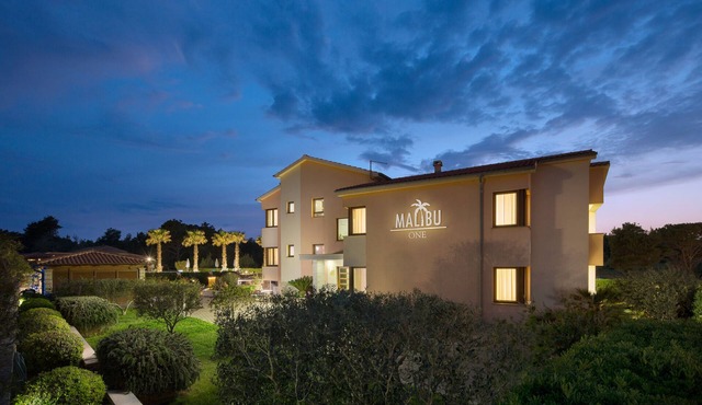 Malibu Grand Royale - Luxury Group Villa with Pool