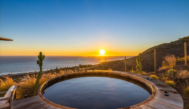 Malibu Hilltop Estate Above Zuma Beach Epic Sunsets, Cedar Spa Tub & Ocean Views