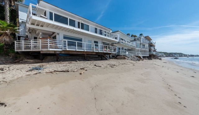 Malibu Rd Ocean Front Dry Sandy Beach House + Studio, 2 Kitchens, Cedar Hot Tub