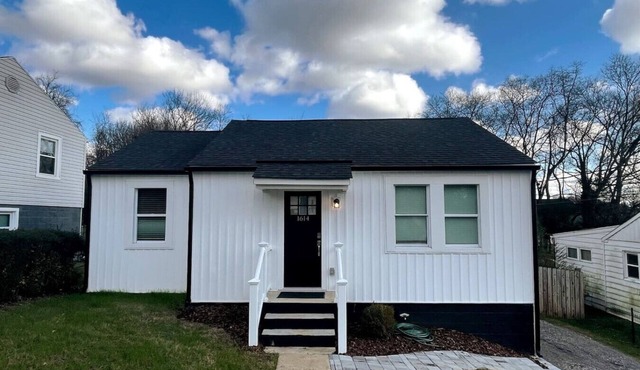 Mall St · Cozy Haven In The City W/Deck <5 min to DT Knox