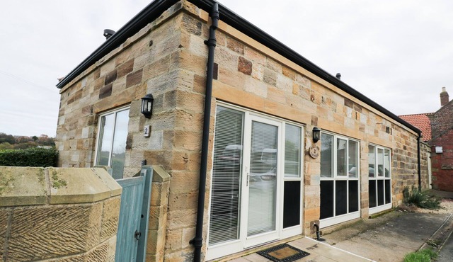 MALLARD COTTAGE, family friendly, with open fire in Whitby