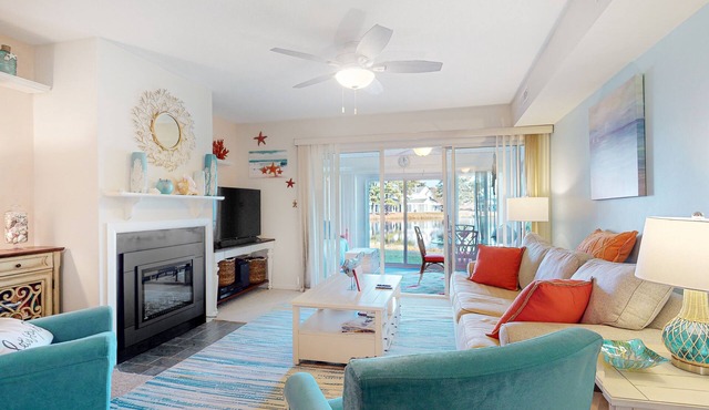 Mallard Lakes Home Overlooking the Water w/Private W/D, Shared Pool, WiFi