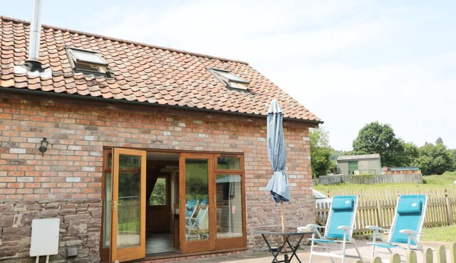 MALLARD, pet friendly, character holiday cottage in Newnham-On-Severn