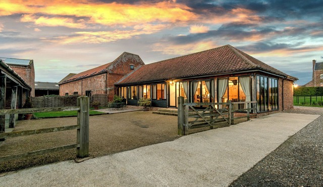 MALLARD, pet friendly, luxury holiday cottage in Wheatacre