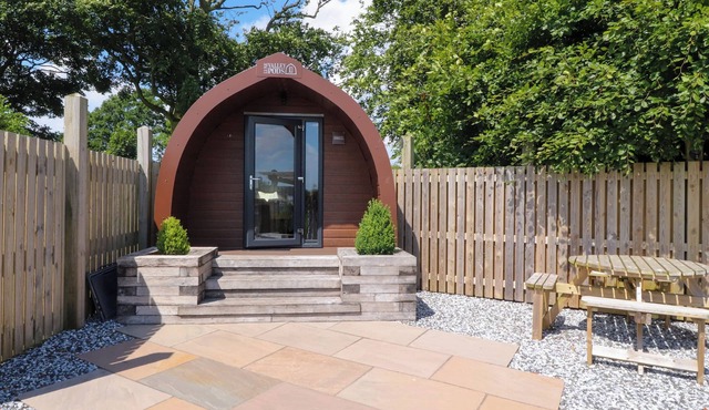 MALLARD VIEW, romantic, character holiday cottage in Lancaster