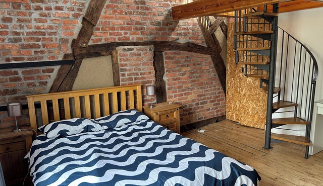 MALLISON COTTAGE, pet friendly, with a garden in Ashton-Under-Lyne