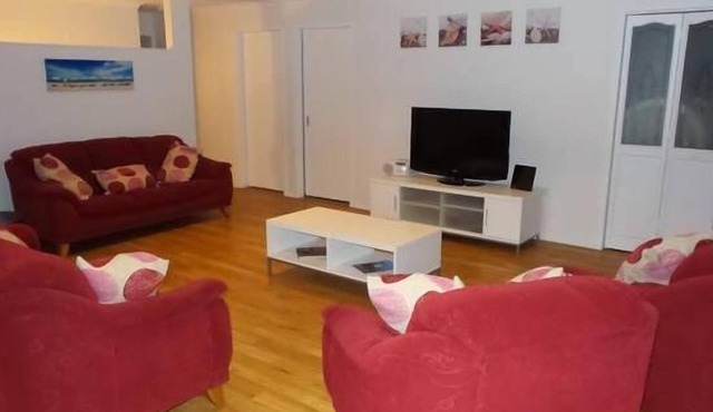 Maloneys Beach House - pet friendly and directly opposite Maloneys beach