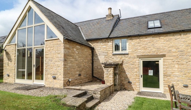 MALT BARN, pet friendly, luxury holiday cottage in Burford