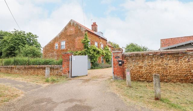 MALTHOUSE FARM, pet friendly, character holiday cottage in Heacham