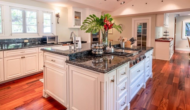 Maluhia Estate - Surrounded by lush tropical gardens Minutes to Beaches& Waikiki