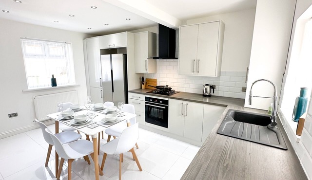 Malvern House by Blue Skies Stays