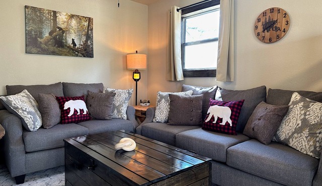 Mama Bear Cabin 2 - Community pool and hottub.