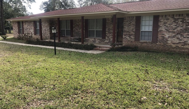 Mama's House has a Garage & Sparkling Clean. 4 bedrooms 3 baths. sleeps 8 nnnn