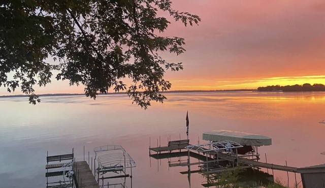 Mama’s Sunset Boathouse on Big Spirit Lake