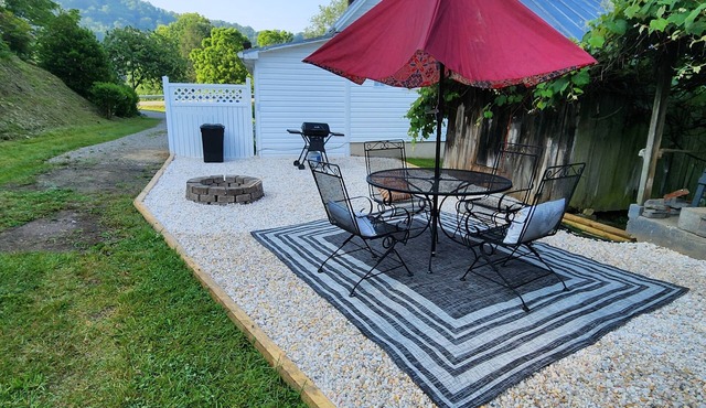 Mamaw’s Place-Cozy Farmhouse in Mtn City TN-Near Boone, Damascus and Doe Mtn