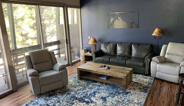 Mammoth 3 BD 2 BA Condo with Balcony, Patio - Pet Friendly