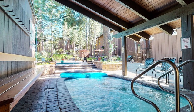 Mammoth Estates 125 Chic Mountain condo, Private Washer Dryer, Walk to The Village, Gondola by RedAwning