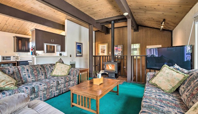 Mammoth Lakes Townhome < 2 Mi to Ski Area!