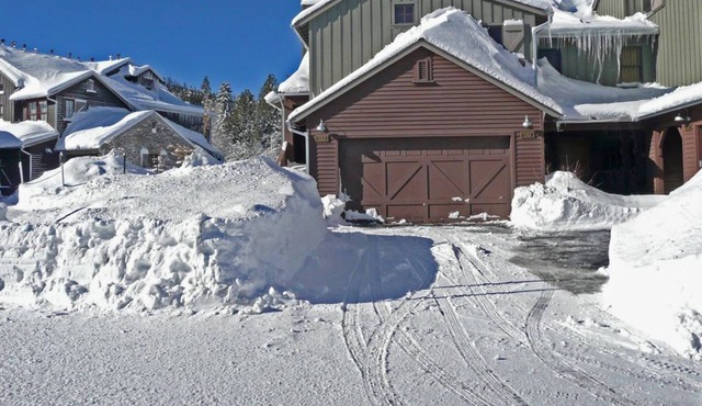 Mammoth Mountain Luxurious - 3 Bdrm 3.5 Bath, 2 Car Garage, Central Heat & A/C