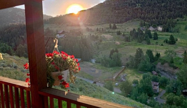 `Mammoth Overlook of Yellowstone` Mountain Views! Near North Entrance!