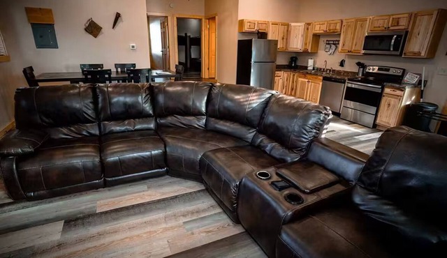 MAN CAVE - 2 Bedroom/2 Bath Luxury Cabin