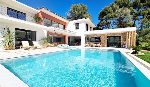 Manaa Luxuous Villa, 1 min from Pesquiers Beach, 12 pers, 6 bd/5 bath, Playroom