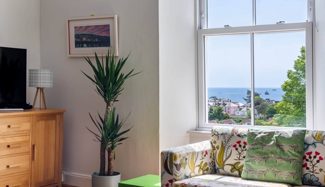 Manacles - Spacious flat near beach with sea views & parking