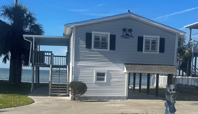 MANATEE COTTAGE: Gulf Front 2-bedroom house