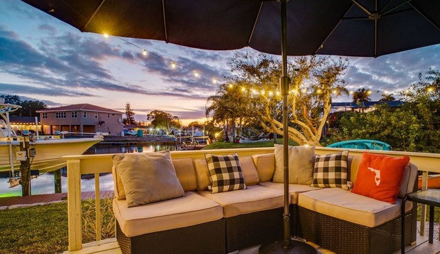Manatee Cove: Private Oasis with Wildlife, Hot Tub & Fun Game Room!
