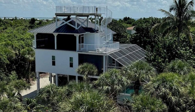 Manatee Haven: Screened-in Pool, Spa and Elevator! 2 Golf Carts