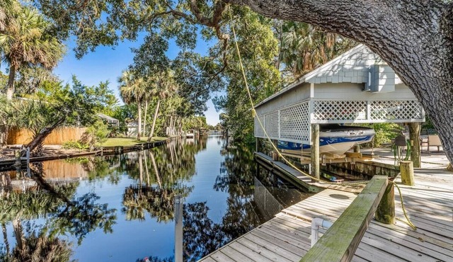 Manatee & kayak friendly waterfront cottage