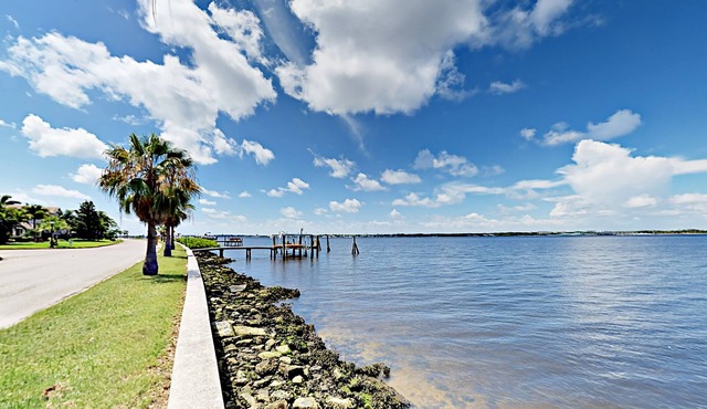 Manatee River Views River District Home with Lanai | Near Beach & Downtown