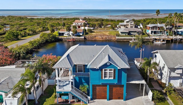Manatee time! Waterfront Home, floating dock, kayaks, paddle boards, gulf access
