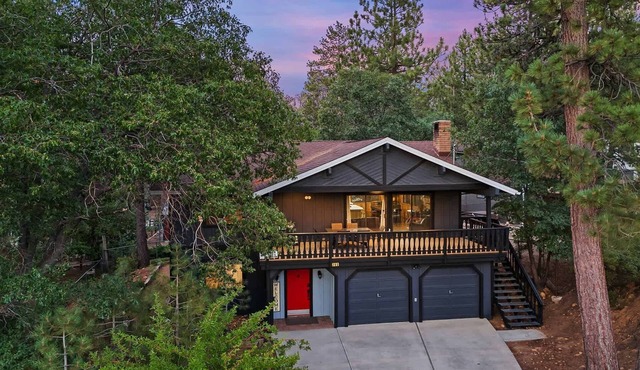 Mancave. Steps to Summit Resort. Spa and BBQ.