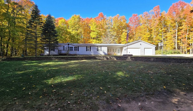Mancelona Beer Garden, Snow Mobile & ATV Headquarters, 3bed, 2 bath, sleeps 10