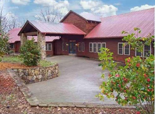 Manchester Georgia Mountain estate with 10000 sqft panoramic views - 13 bedrooms, theater, pool table, event room and multiple gathering areas - Sleeps 30