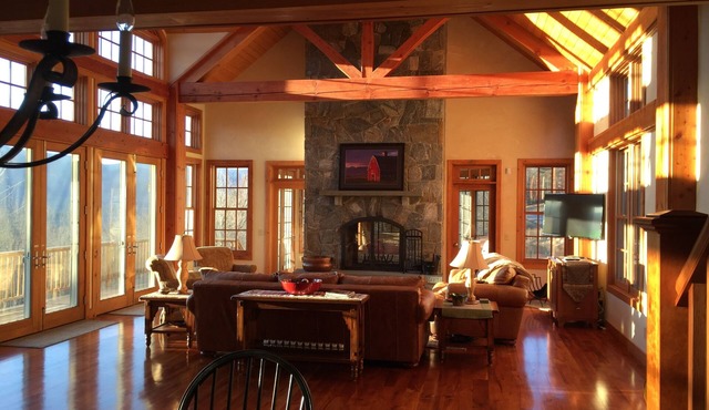 MANCHESTER HOME - BREATHTAKING VIEWS! LOCATION! GOLF! SKIING! SHOPPING! HOT TUB!