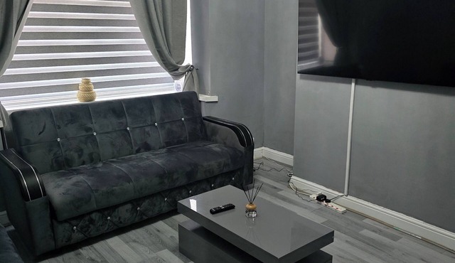 Manchester - House - Sleeps 6 - Parking - Garden