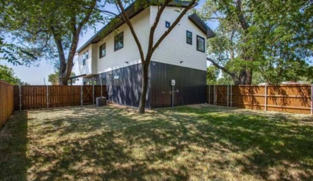 Mandalay Home: Soothing 3-bedroom house Near White Rock Lake