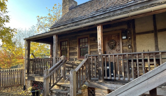 Mandolin Ridge Farm—Log Cabin Luxe! Pet Friendly. Livestock Guard Dogs Onsite.