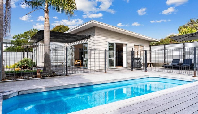 Mangawhai House - Spacious, modern and sunny in the heart of Mangawhai, plus it has a pool!