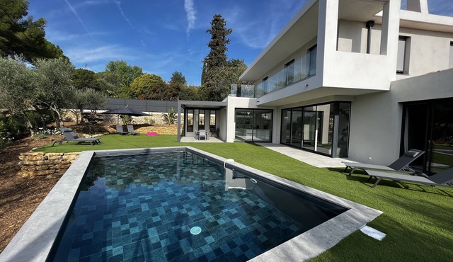 MANGENIE, Contemporary Villa With Heated Swimming Pool, Valbonne