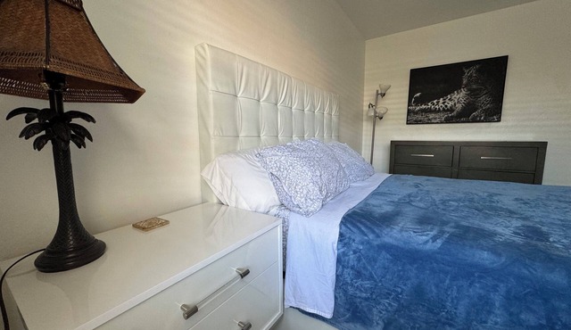 Mango#1 2 Bedrooms 1 bath minutes to the beach