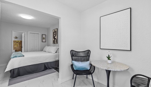 MANGO TANGO COTTAGE heated pool 2-minute walk to beach and attractions.