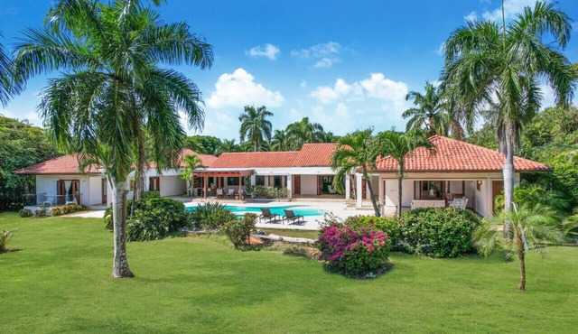 Mangos 11a: Luxury retreat, pool, staff & golf cart