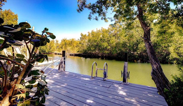 Mangrove Hideaway: 3BR Canal Front Ramrod Key Home w/Dockage, Gulf + Atlantic Access & Parking