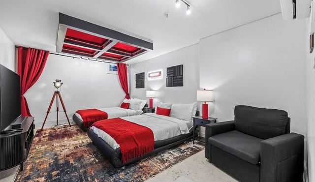 Manhattan Group Stay - Private Yard + Theater Room