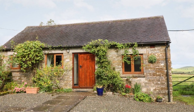 MANIFOLD COTTAGE, pet friendly, with a garden in Grindon