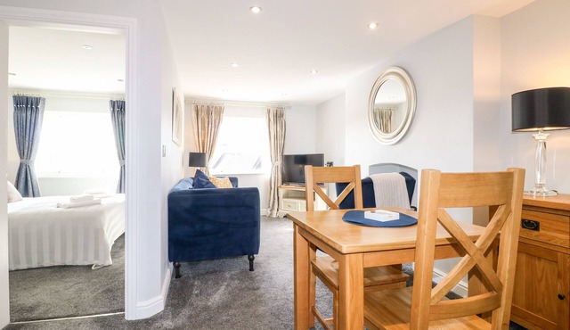 MANIFOLD DALE, romantic, luxury holiday cottage in Ashbourne