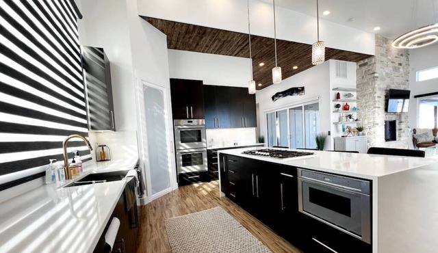 Manila Lot 7 · King bed, high end, new home, hot tub, steam room